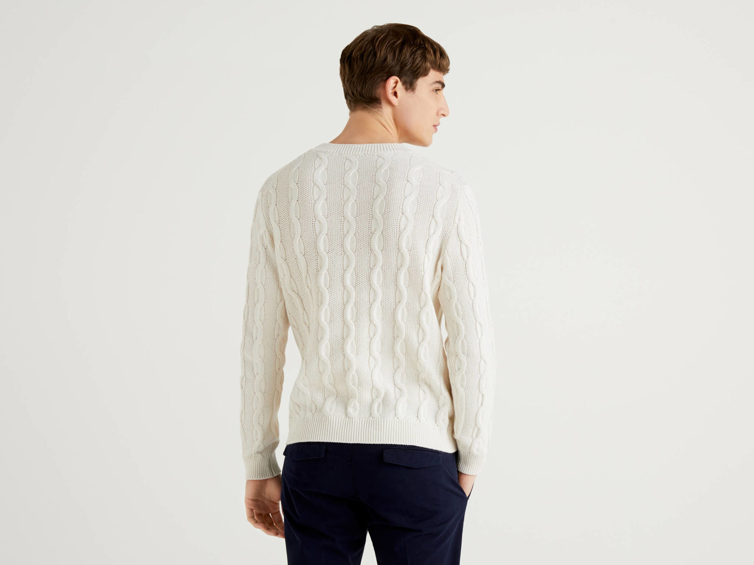 Pullover mit Rundausschnitt und Flechtmuster Herren image number 2